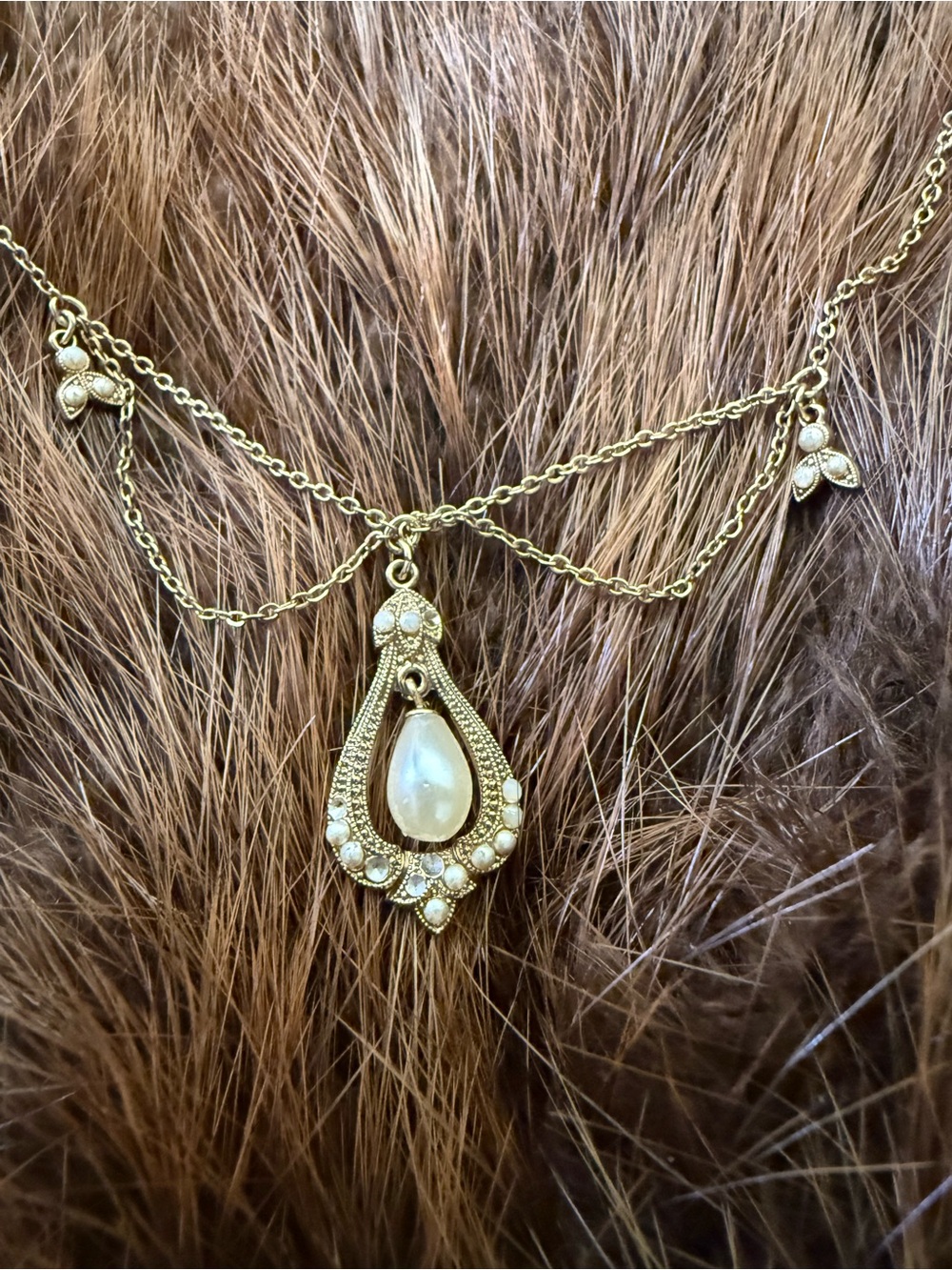 Source Unknown Gold Teardrop Pearl Pendant Necklace